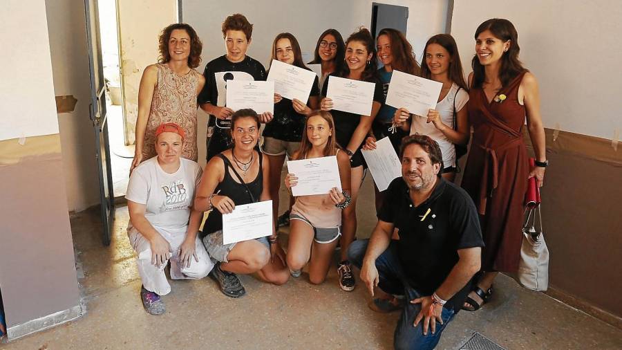 Los participantes en el programa muestran los diplomas acreditativos de su trabajo. FOTO: Pere Ferré