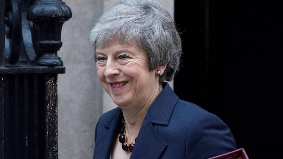 La primera ministra británica, Theresa May, abandona Downing Street tras una reunión, en Londres. FOTO: EFE