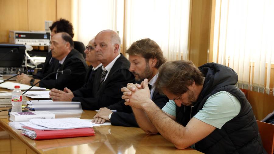 L'acusat, amb el cap cot, aquest matí de dimarts a l'Audiència de Tarragona. FOTO: ACN