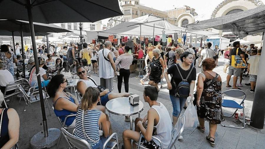 Algunos bares del entorno del Mercat no pueden montar terraza durante los días de mercadillo. El resto aseguran que los martes y jueves la clientela se multiplica por tres. FOTO: Pere Ferré
