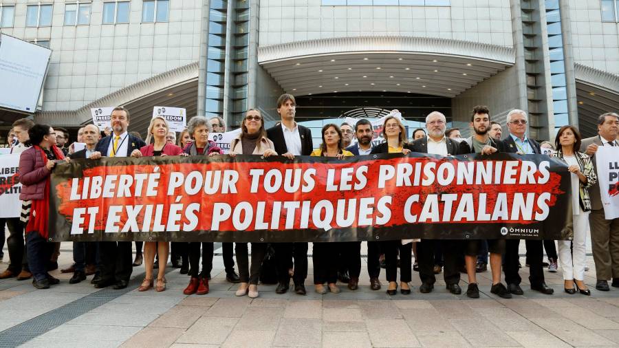 Concentración en Bruselas para pedir la libertad de los Jordis. JOSÉ VILLALGORDO (EFE)
