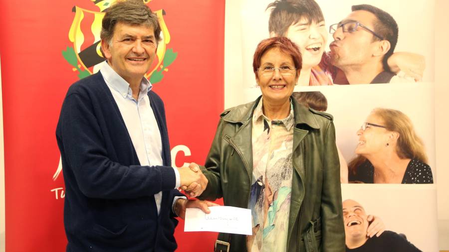Josep Maria Andreu i Rosa Maria Rizo, en el acto de entrega del dinero recaudado. FOTO: La Muntanyeta