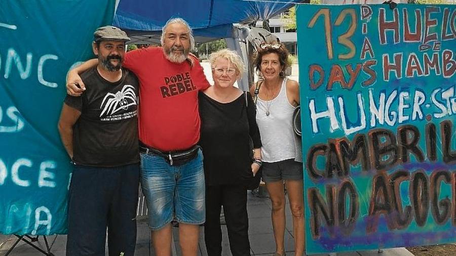 Jorge Fernánez y Toni Pinós con dos simpatizantes que apoyan la huelga de hambre delante del ayuntamiento. FOTO: CRISTINA SIERRA