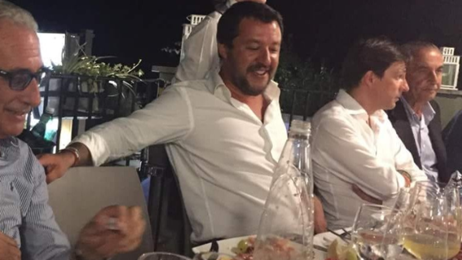 Salvini en una cena el día del derrumbe del puente. TWITTER