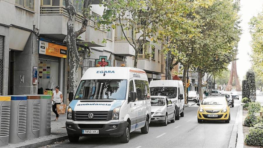 Los vecinos denuncian las molestias que causan los taxis y las ambulancias que aparcan frente al centro de diálisis. FOTO: Alba Mariné