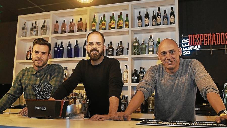 Òscar, Alejo y Jordi, tras la barra del pub Hangar. FOTO: Alfredo González