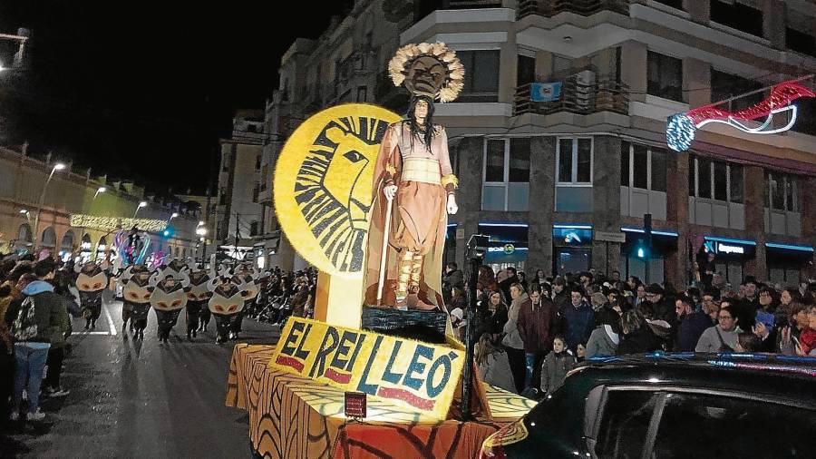 nimals i temàtica africada inspirada en el Rei Lleó van desfilar pels cèntrics carrers de Tortosa. FOTO: Marina Pallàs