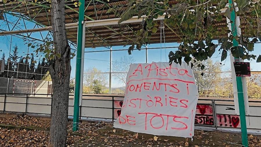 Imatge de la pista poliesportiva de la Galera, amb pancartes, ahir al migdia. FOTO: M. Pallás