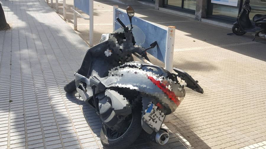 La moto volcada durante la persecución del ladrón en Salou. FOTO: CME