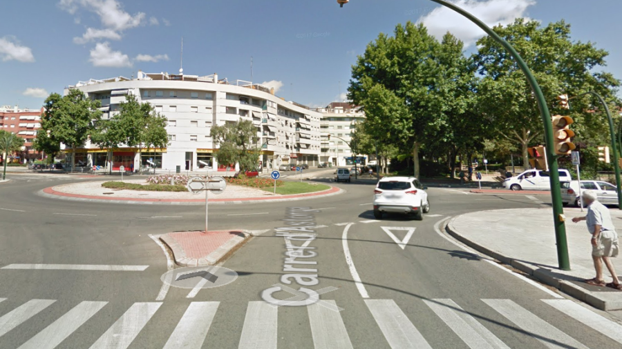 El robo con violencia se perpetró en la esquina de la calle Astorga con la avenida Sant Bernat Calbó. FOTO: Google