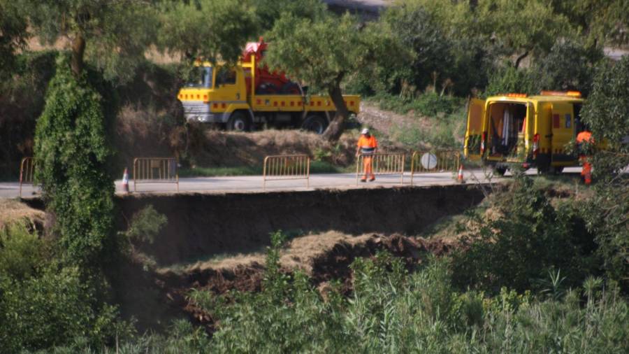 Operarios reparando un tramo de la carretera afectada por un corrimiento de tierras en Vallfogona de Riucorb. FOTO: DT