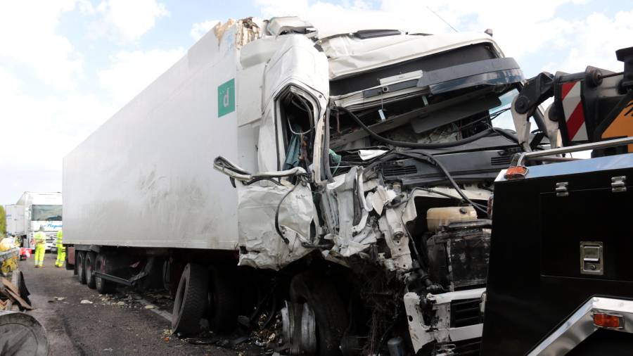 Imagen del estado en que ha quedado uno de los camiones implicados en el accidente. ACN