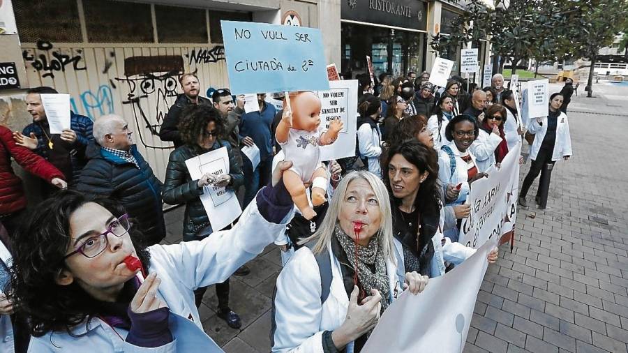Los médicos de la primaria y de los hospitales de la Xarxa Santa Tecla se manifestaron por las calles de Tarragona durante el último día de la huelga, el pasado 30 de noviembre. FOTO: Pere Ferré