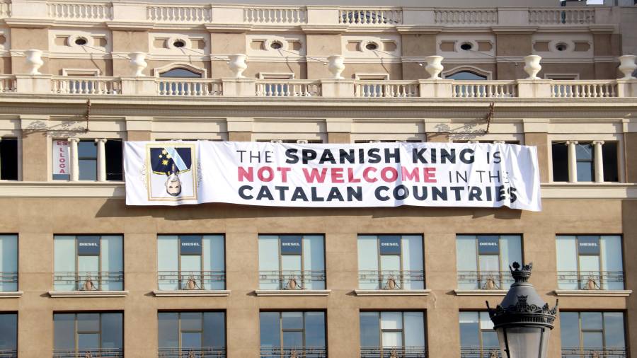 Pancarta contra el Rey en plaza&nbsp;Catalunya. ACN