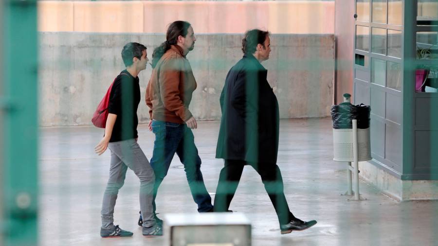 El líder de Podemos, Pablo Iglesias, acompañado por la diputada de En Comú Podem en el Congreso, Lucía Martín, y el teniente de alcalde en el Ayuntamiento de Barcelona, Jaume Asens