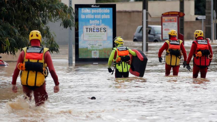 Bomberos trabajan en las operaciones de rescate debido a las inundaciones en Trebes. FOTO: EFE