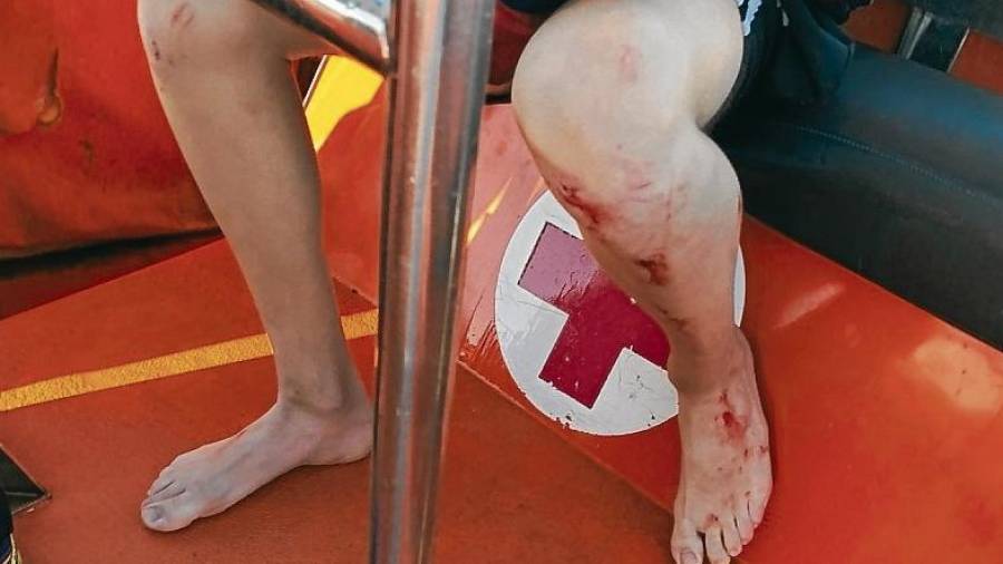 Imagen de archivo de un bañista rescatado por la Creu Roja a Tarragona. FOTO: DT