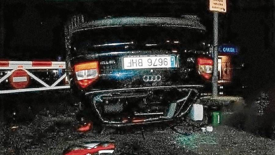 El coche en el que viajaban los terroristas, volcado en Cambrils la noche del 17 de agosto. FOTO: DT