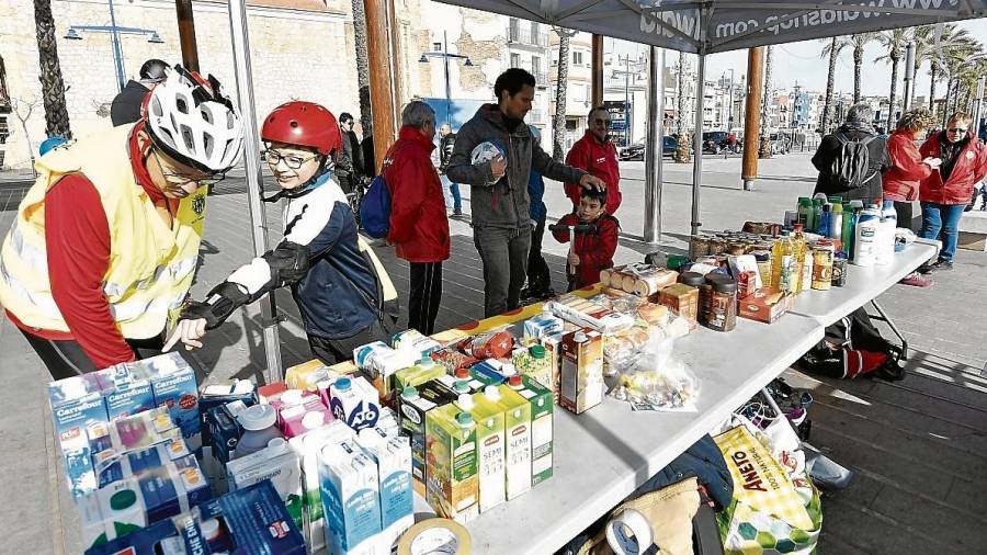Un centenar de patinadores donaron alimentos y productos de higiene. FOTO: Alfredo González