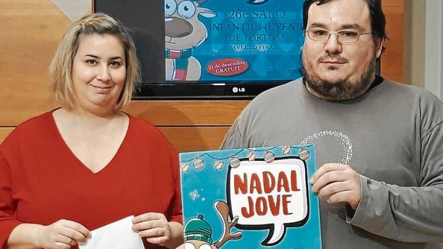 La regidora Cristina Girón i Benjamin Roig, dels Voluntaris de Nadal Jove, durant la presentació del certamen. FOTO: aj. de tortosa