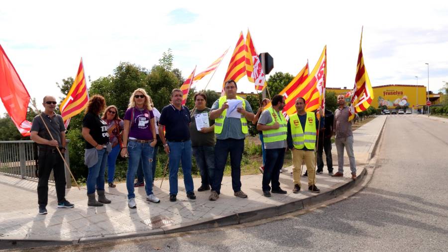 Una vintena de treballadors en una protesta per la seva situació laboral davant l'empresa Fruselva, a la Selva del Camp (Baix Camp). FOTO: ACN