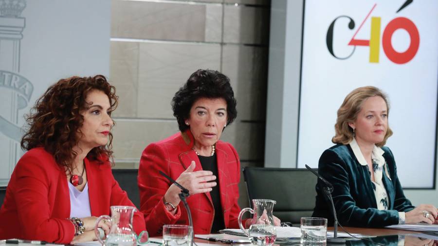 La portavoz del Gobierno, Isabel Celaá (c), la ministra de Hacienda, María Jesús Montero (i), y la de Economía, Nadia Calviño (d). FOTO: EFE