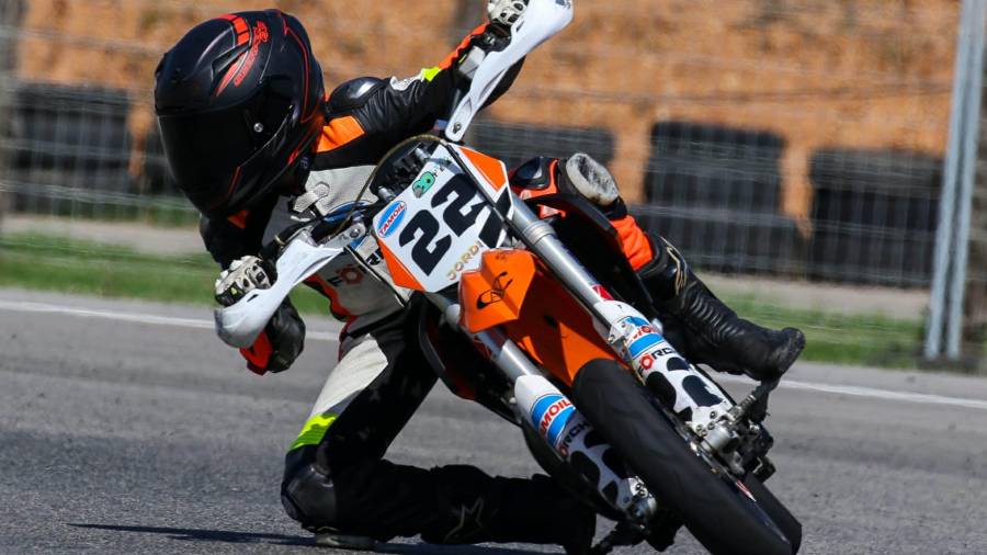 El piloto de Alcanar Jordi Antonio Sancho con su moto durante una competición. FOTO: cedida