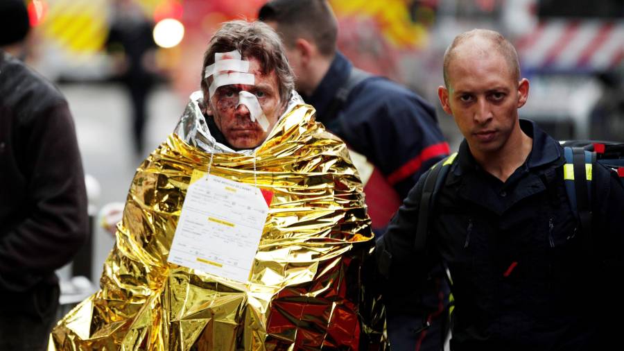 Uno de los heridos de la explosión en París. FOTO: EFE