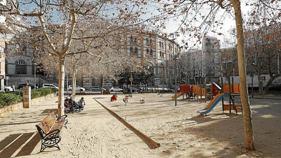 El Ayuntamiento tiene previsto cerrar por la noche el parque infantil de la Plaça Josep Roig i Raventós, situada frente a la TAP. FOTO: Pere Ferré