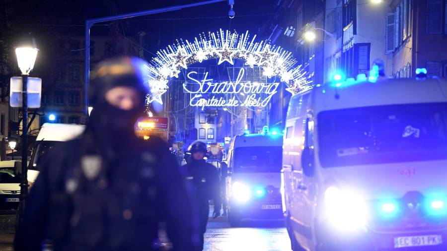Oficiales de policía hacen guardia en el Mercado de Navidad de Estrasburgo. FOTO: EFE
