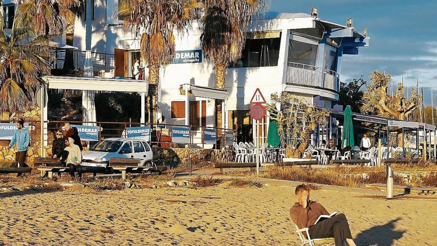 Imagen de la pasada semana de los dos restaurantes situados en la playa Llarga. FOTO: Pere Ferré