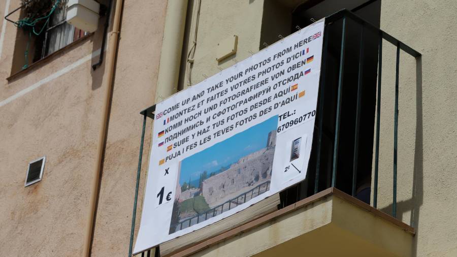 La pancarta en el balcón llama la atención de los vecinos. FOTO: P. Ferré