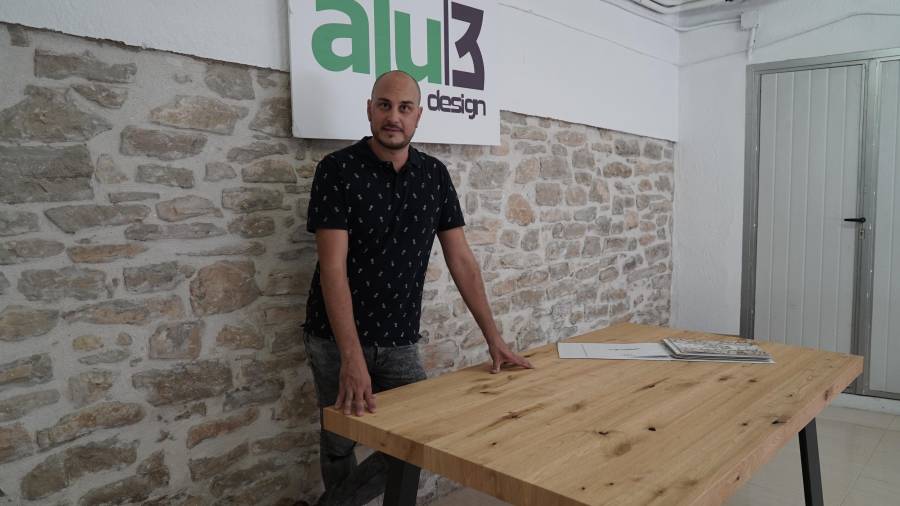 Celes Aluja con una de sus últimas mesas de madera en el taller en Sarral. FOTO:A.T.
