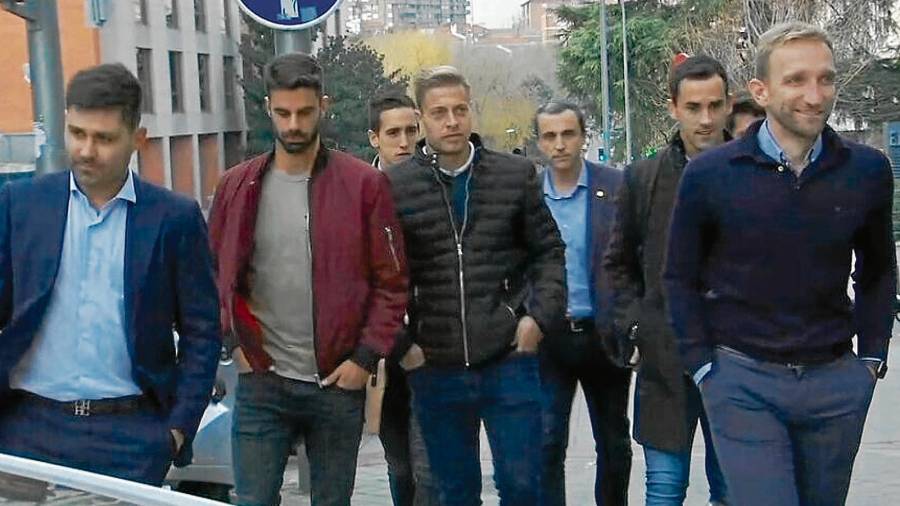 Los jugadores del Reus, en la entrada de la sede de LaLiga. Foto: Twitter