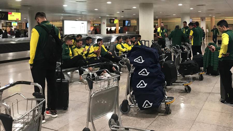 Los jugadores del Las Palmas al llegar al aeropuerto de Barcelona. UD RADIO