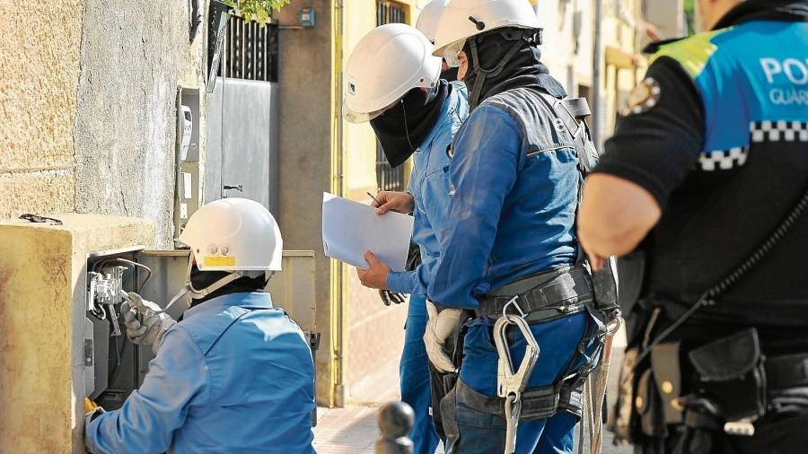Operarios de Endesa revisan contadores en una operación contra el fraude eléctrico en Mas Abelló, en Reus, durante 2018. FOTO: alfredo gonzález