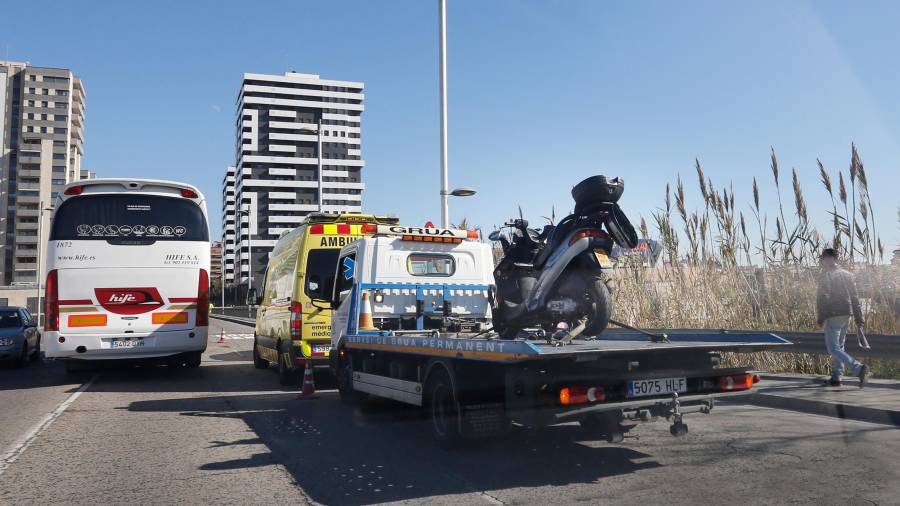 La moto que ha impactado con el turismo ha sido el vehículo que ha recibido más daños. FOTO: Pere Ferré