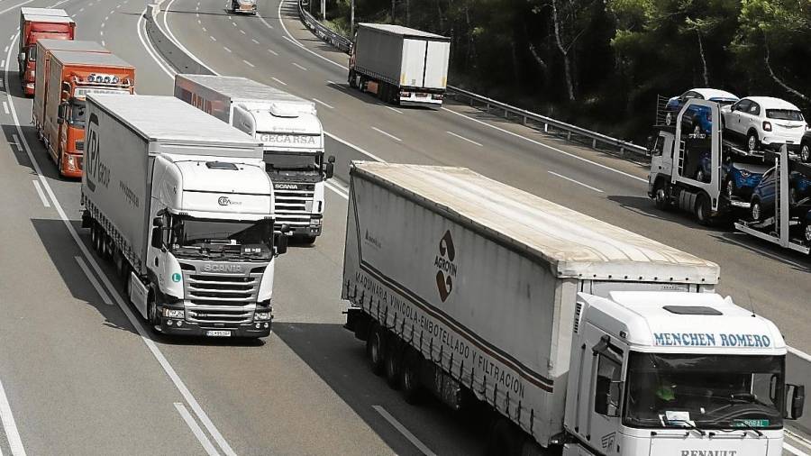 Els camioners han de passar obligatòriament per l'autopista per les restriccions en altres carreteres. FOTO: Pere Ferré