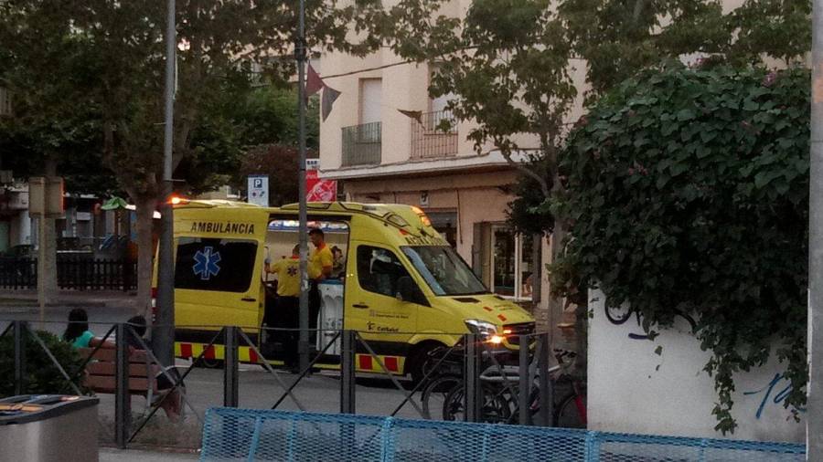 Una ambulancia del SEM atendió al revisor antes de ir al hospital Antoni de Gimbernat. FOTO: @kgaseni
