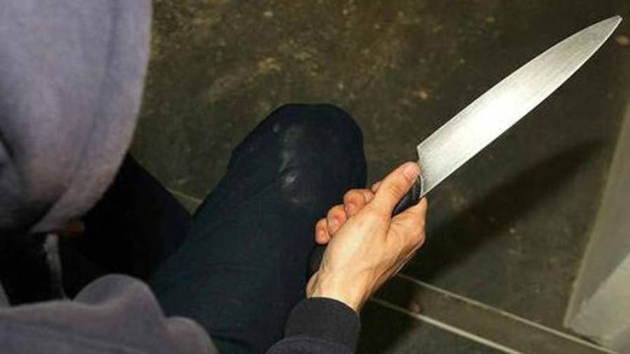 Imagen de estudio de una recreación de una amenaza con un cuchillo. FOTO: cedida