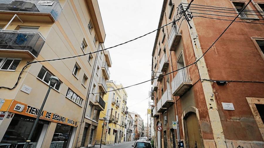 Imagen de ayer del cruce entre las calles Smith y Castellarnau, de la Part Baixa, donde se aprecia el cableado aéreo. FOTO: Pere Ferré
