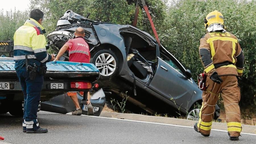 Imatge del cotxe accidentat ahir a la carretera dels Reguers a Alfara de Carles. FOTO: ACN