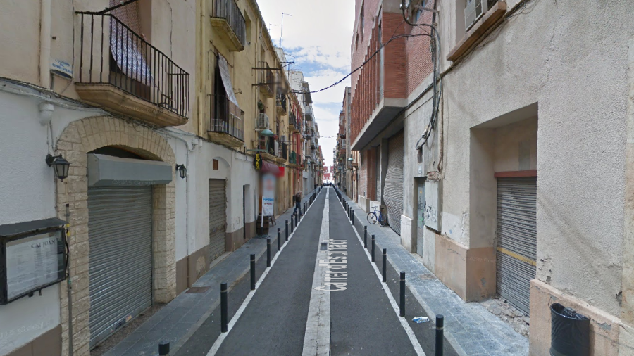 En esta calle de El Serrallo fue visto por última vez el menor. FOTO: Google