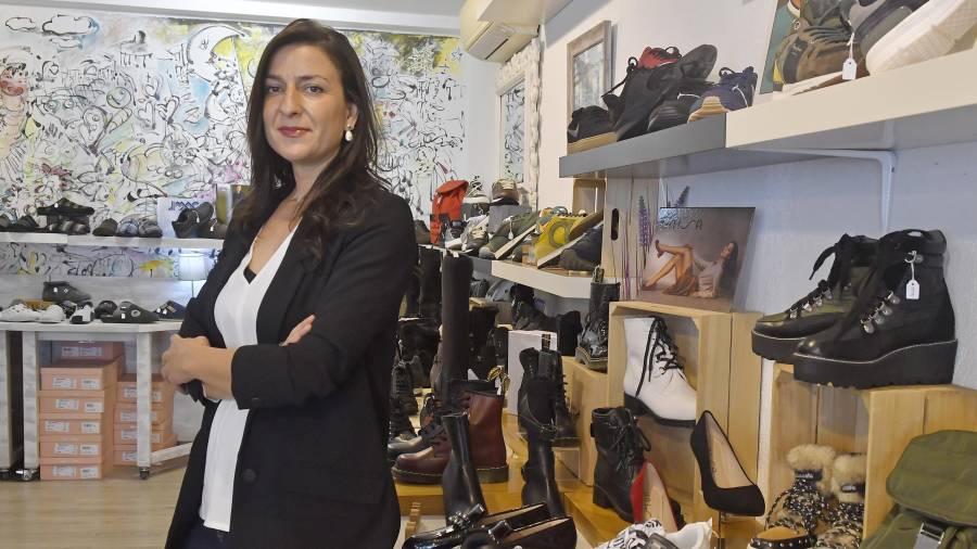 Montse Expósito, junto a un expositor de zapatos. FOTO: Alfredo González
