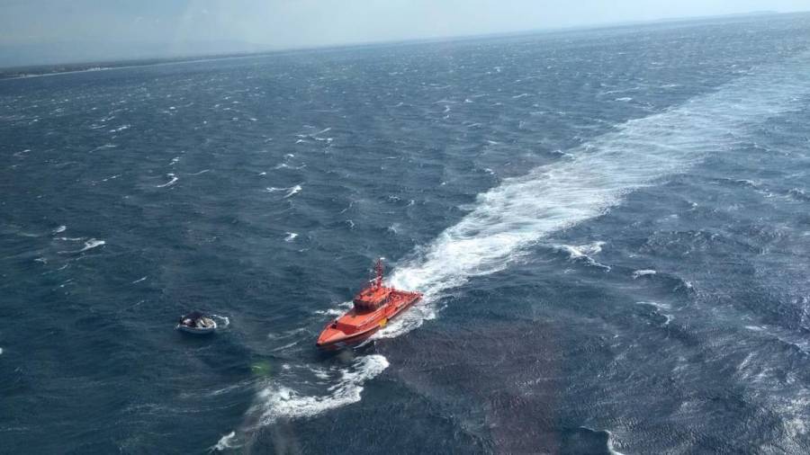 Imagen desde el helicóptero de Salvamento Marítimo tras la localización de los dos buzos. FOTO: Salvamento Marítimo