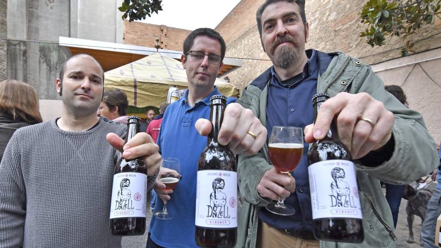 Memdres de l’Associació de Cervesers del Baix Camp, aquest diumenge mostrant la cervesa reusenca. FOTO: A.González
