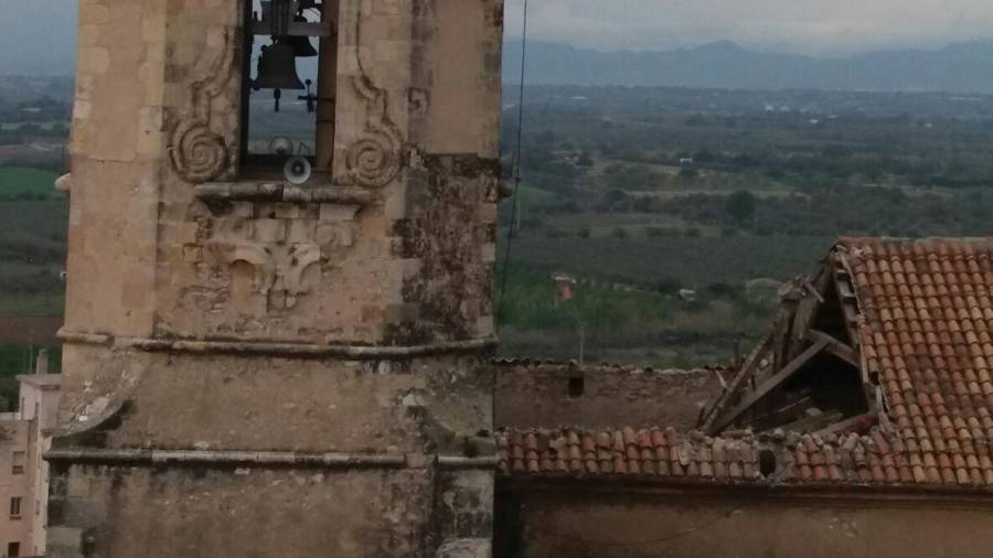 Imagen de la parte del tejado que se ha venido abajo en Constantí. FOTO: Àngel Juanpere