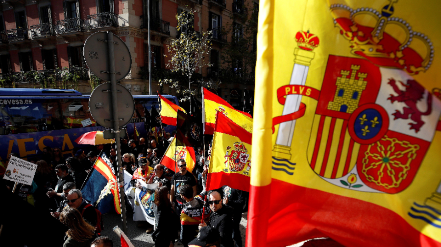 Un millar de personas se han manifestado en Barcelona convocadas por Jusapol para reivindicar la equiparación salarial y derechos socio laborales. FOTO: EFE