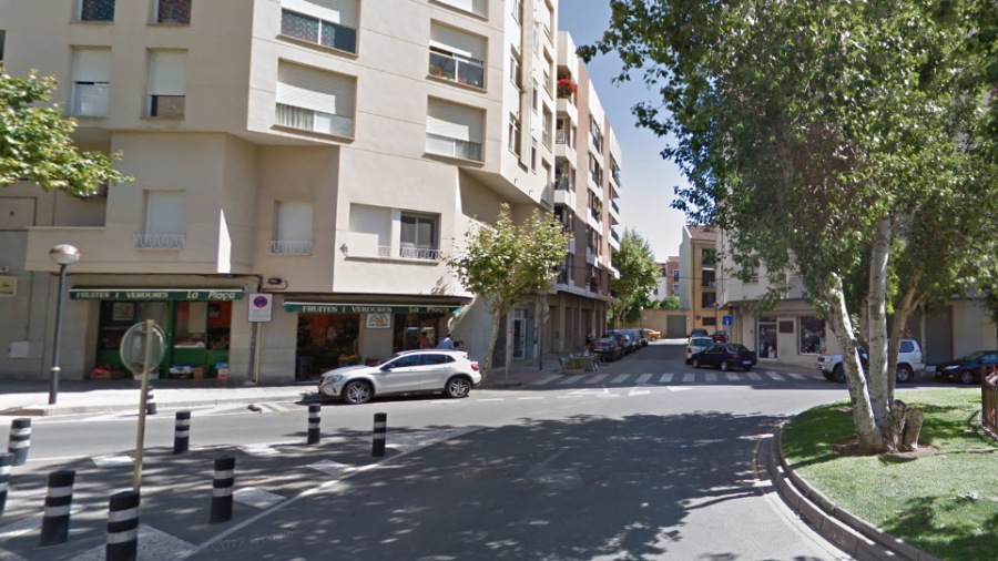 El atropello ocurrió en este punto de la plaza Carles Roig, en el barrio de la Parellada.