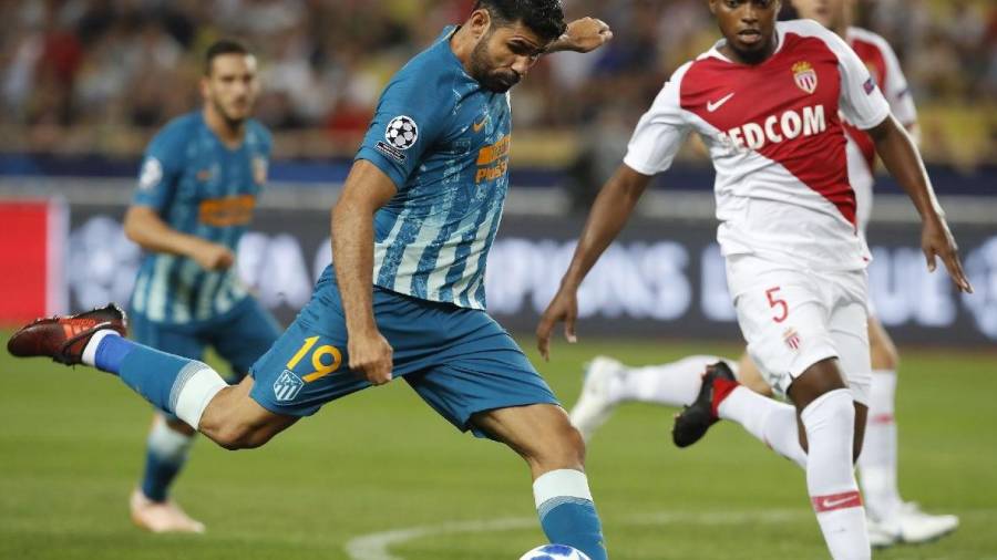 Jesus Nascimento Jemerson de AS Monaco disputa el balón con Diego Costa de Atlético Madrid 